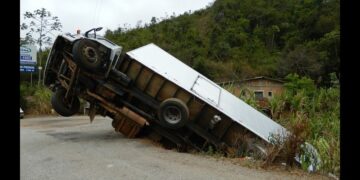 Deciding When To Hire A Lawyer After A Truck Accident