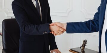 8 Ways Lawyers Can Assist You After a Workplace Accident
