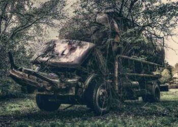 How a Lawyer Can Help If You Were Injured in a Head-On Truck Collision