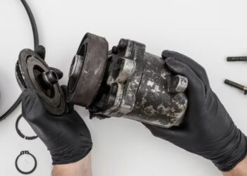 The Risk of Valve and Piston Damage From a Broken Timing Belt
