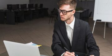 How to Use Generative AI in Contract Drafting for Law Firms